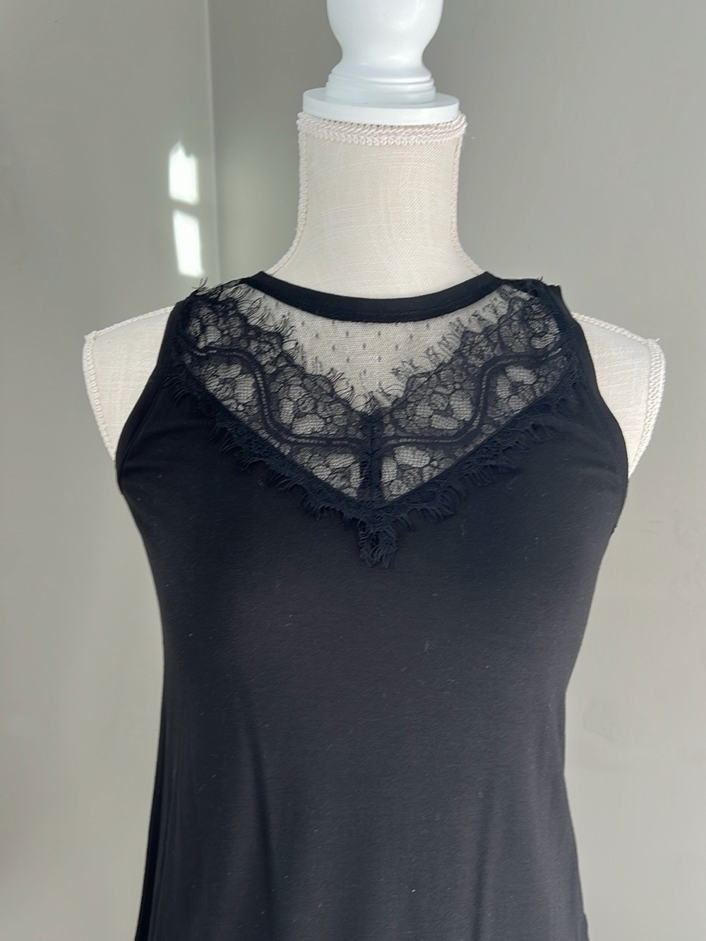 White House Black Market Women's Black Lace-Trim Sleeveless Top XXS